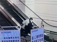 江苏扬州 老人乘扶梯摔倒 警民合力救助