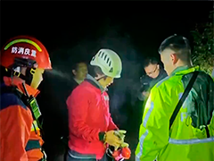 重庆女子户外徒步被困悬崖 8小时后成功获救