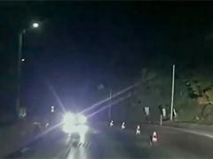 广西河池 货车越实线超车 导致对向车道发生追尾