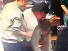 贵州贵阳 异物卡喉窒息晕倒 众人接力救援