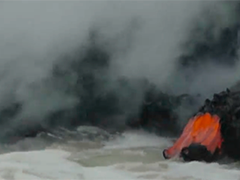 法属留尼汪岛火山熔岩奔流入海