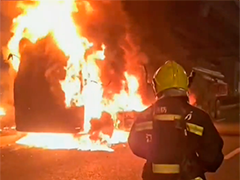 无锡大货车突发起火 消防紧急救援