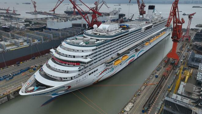 第二艘国产大型邮轮在沪进行救生艇脱钩试验