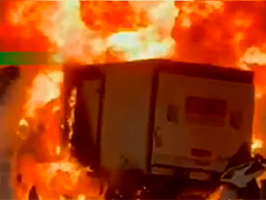 香港葵涌一辆货车起火 疑为非法流动加油站