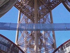 法国巴黎 埃菲尔铁塔悬浮桥重新亮相向公众开放