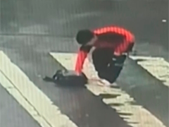 河南淮滨 少年雨中捡到6万元 及时归还失主