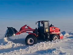 呼伦贝尔"风吹雪"致多车被困 消防紧急救援