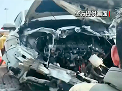 司机驾车伸手拿饮料 车辆连撞护栏