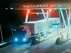 重型半挂车强行闯卡 上海松江警方迅速拦截