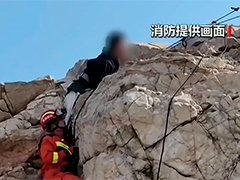 男子冒险攀爬海边崖壁被困 紧急施救