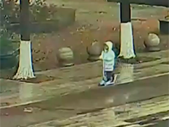 男孩骑滑板车"兜风"走失 民警及时寻回