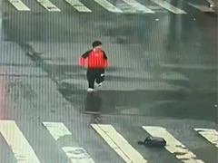 少年雨中捡到6万元 及时归还失主