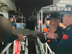 海南三亚一渔民作业时手臂受伤严重 海警紧急救援