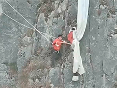 跳伞遇气流挂峭壁 多方救援脱险