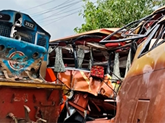 孟加拉国火车与客车相撞 至少12人死亡