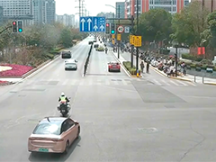 幼儿就医途中病情恶化 民警两分半紧急送医