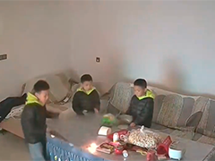 客厅灯具起火 三男孩沉着应对化险为夷