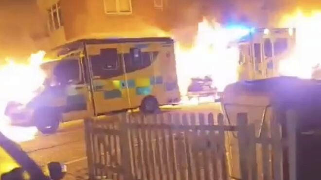英国伦敦发生救护车遭纵火事件