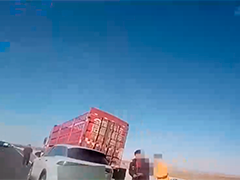 分心驾驶惹祸 小车突然变道撞上大货车