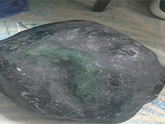 轻信"免费鉴定"女子陷入赌石骗局