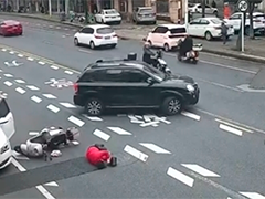 司机开车门撞伤骑车人 交警认定司机主责