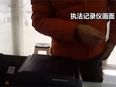 因无标识被拦 男子怒摔充电宝瞬间起火