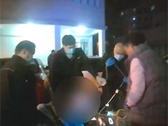 外卖小哥低血糖晕倒 各方相助民警帮忙"跑单"