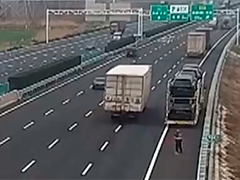 车辆故障 司机高速挥舞衣物示警