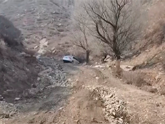 男子驾车抄近道被困深山 5小时搜救脱险