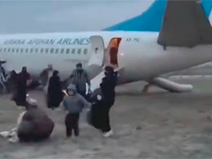 阿富汗一客机降落时滑出跑道 机翼受损