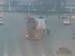 罐车右转撞倒电动车 安全头盔保住性命