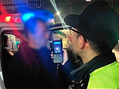 男子酒后坚持开车 酒劲上头路口沉睡