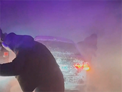 新疆吉木乃 风吹雪致车辆人员被困 民警紧急救援