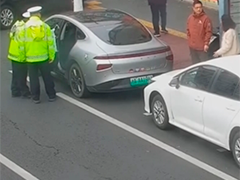 男子驾车突发疾病 两名辅警出手相助