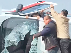 救护车侧翻5人被困 小伙果断踹窗救援