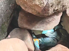 顽童捡手表被卡石缝 消防暖心助脱困