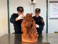 跨境客车藏红豆杉木雕 海关及时截获