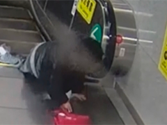 老人乘扶梯遇险情 工作人员飞奔施救