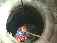 村民不慎坠入5米深井 消防紧急救援