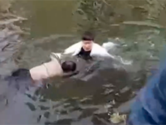 男孩意外溺水 一家三口合力营救