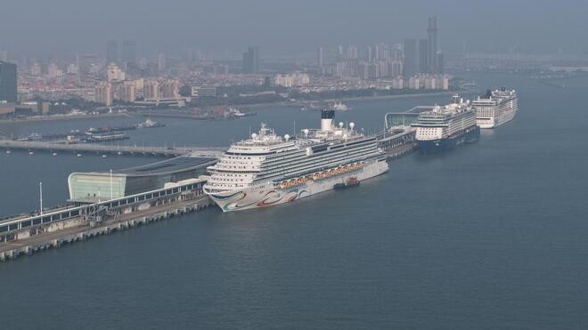 上海吴淞口邮轮港迎来今年首次“三船同靠”