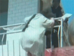 浓烟封楼父女被困 志愿者架梯勇救两人