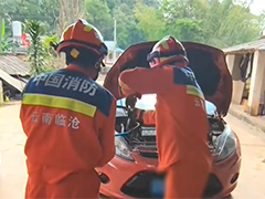 眼镜王蛇藏身车内 消防员精准抓捕