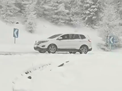 五台山景区突降大雪游客被困 消防紧急救援