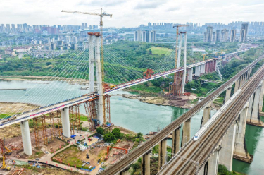 成渝中线高铁井口嘉陵江特大桥今天合龙