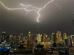 阿联酋遭罕见强降雨 迪拜哈利法塔被闪电击中