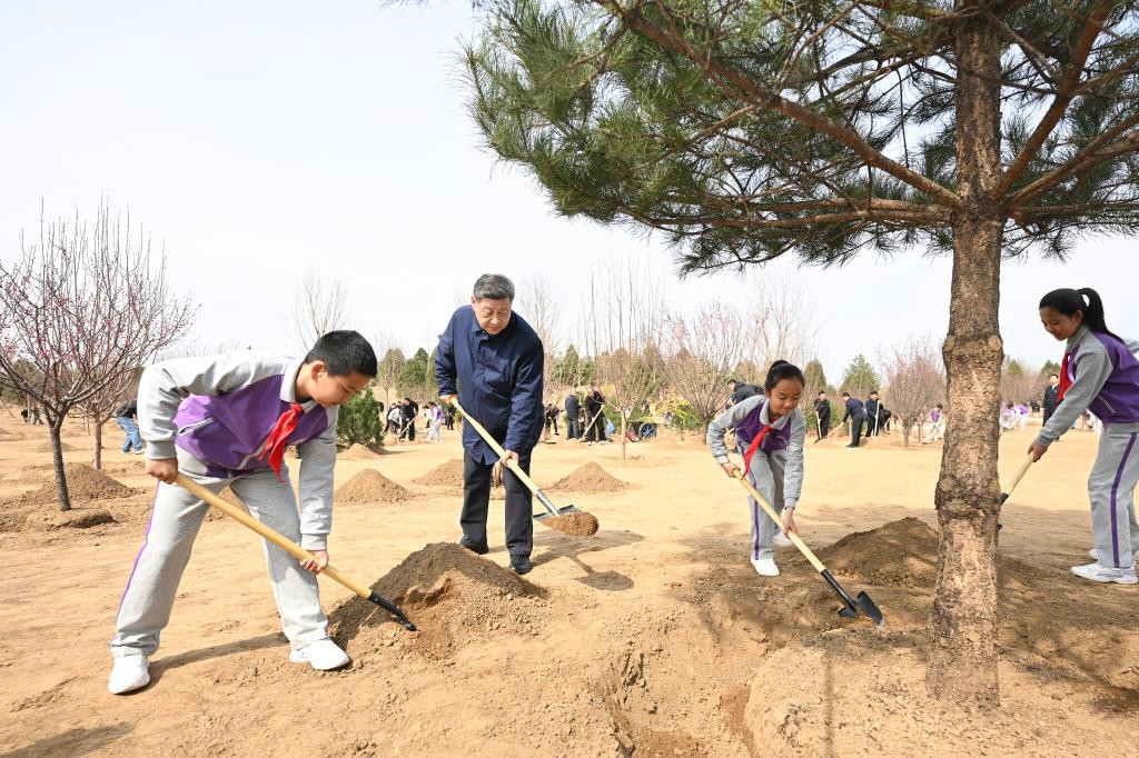 党和国家领导人参加首都义务植树活动