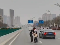 车主快车道冒险救幼童 收获全网点赞