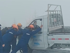 山西忻州 五台山景区降雪 车辆被困消防救援