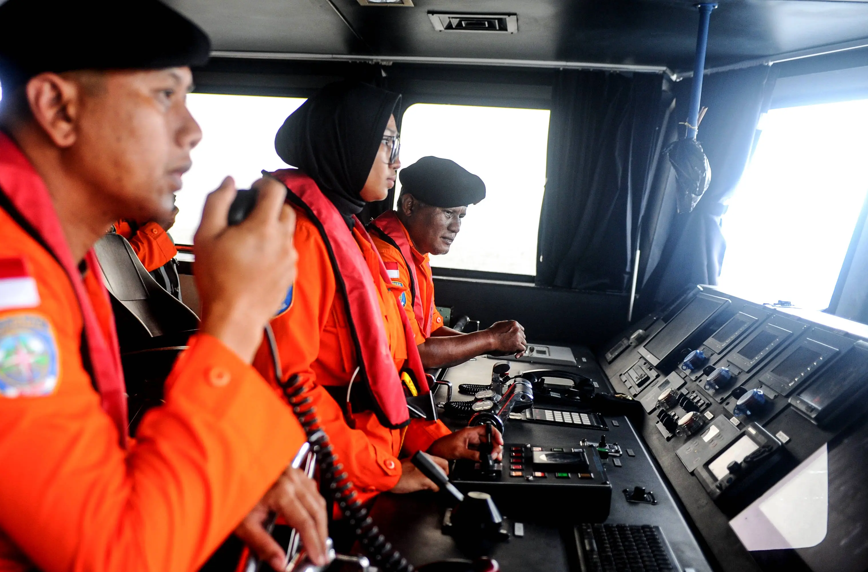 印尼一客船沉没27人失踪 搜救正在进行